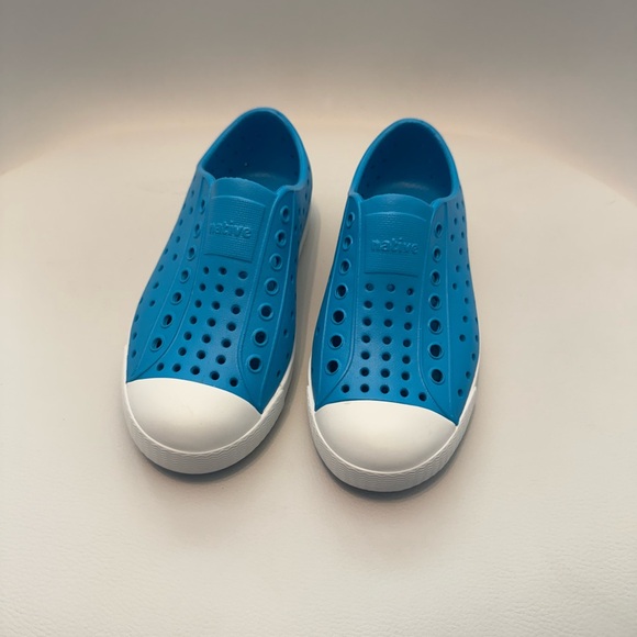 🟠 Native Kids Water Shoes - Vibrant Blue and White NWT - Picture 1 of 5